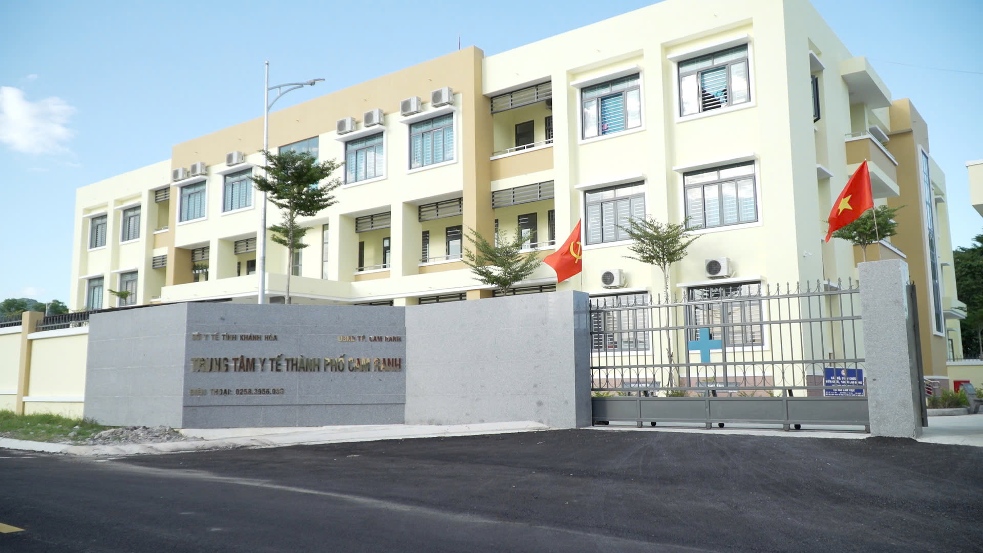 Tổ chức lại Trung tâm Y tế thành phố Cam Ranh thành Trung tâm Y tế khu vực Cam Ranh trực thuộc Sở Y tế